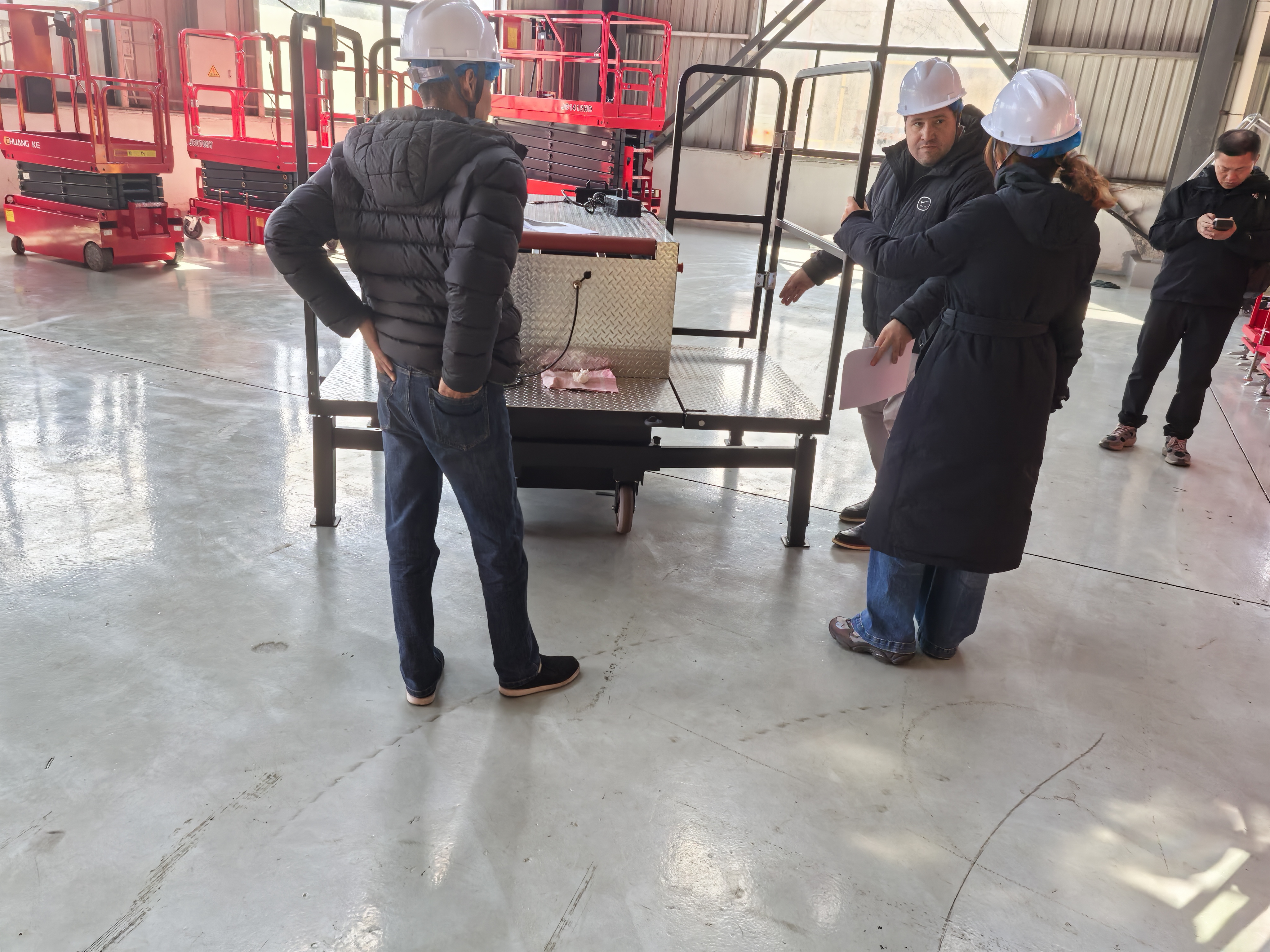 Braziliaanse klanten bezoeken Zhejiang Wizplus Smart Equipment Ltd. om de productie van liften op maat te begeleiden