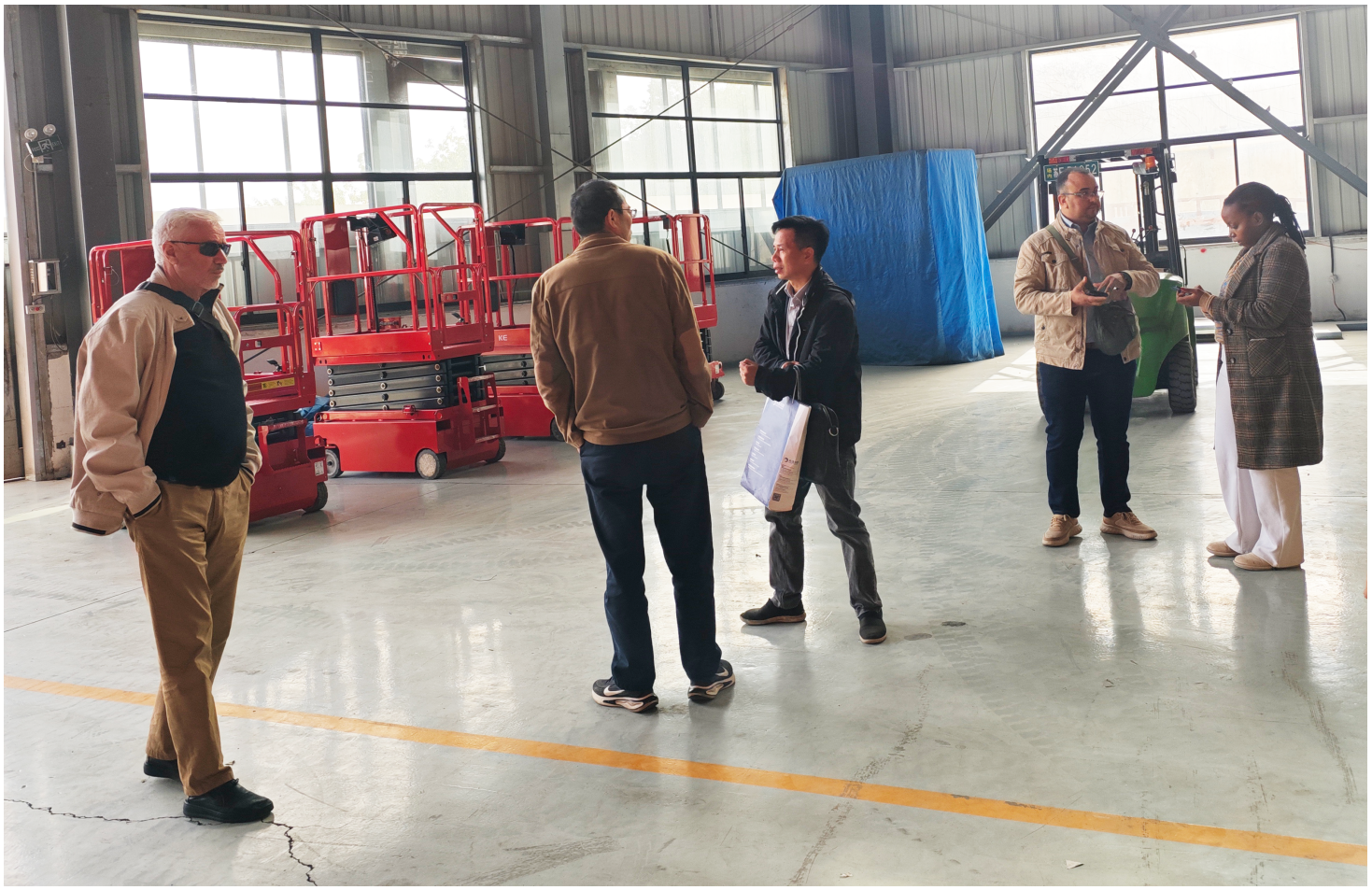 Een Algerijnse klantendelegatie bezoekt Zhejiang Wizplus Smart Equipment Ltd en prijst de veiligheid en geavanceerde technologieën van liftplatforms